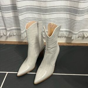 Women’s white boots